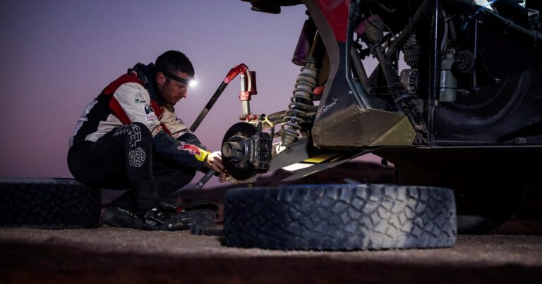 Cómo es la noche en el Dakar: armar la carpa, hacer la comida y curar las heridas