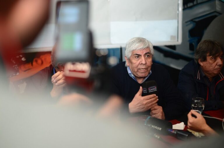Paritarias: el Gobierno logró doblegar a Moyano, pero no pudo imponer la pauta del 1% mensual