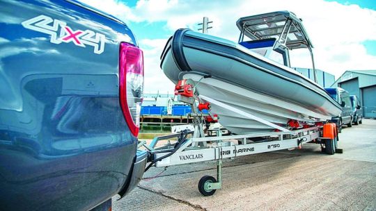 Claves para entender el tráiler de la lancha