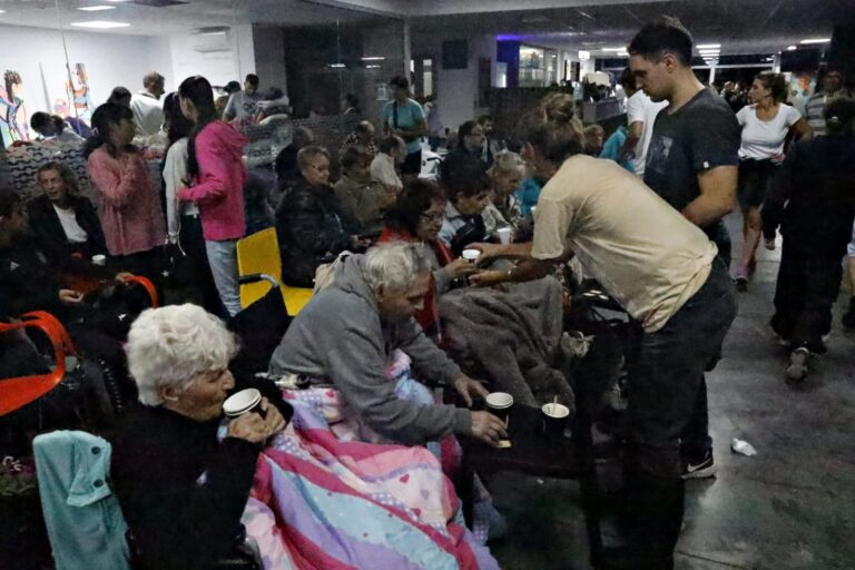 Tormenta en Bahía Blanca: la ciudad quedó bajo el agua por la lluvia y confirmaron la muerte de diez personas