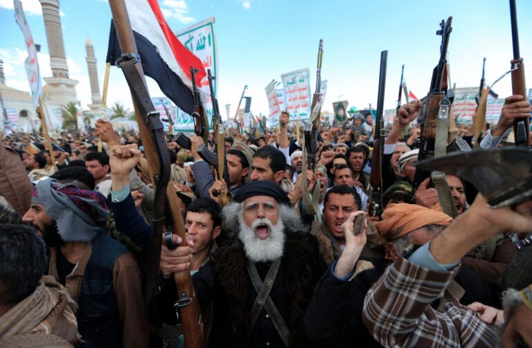 Escalada en Yemen tras los bombardeos de EE.UU. a los hutíes: protestas masivas y un ultimátum de Trump a Irán