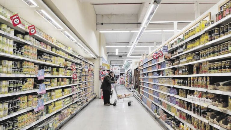 Este supermercado ofrece una promoción especial al comprar productos de una marca