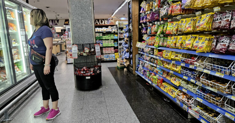 Por qué no subieron los precios en supermercados, chinos y electrónicos tras el aumento del dólar?