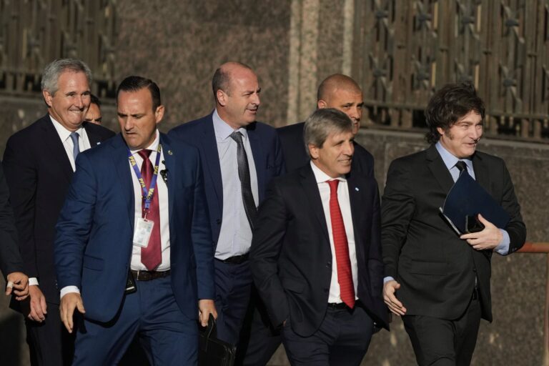 El Gobierno tiene pax cambiaria, pero cada vez más enemigos