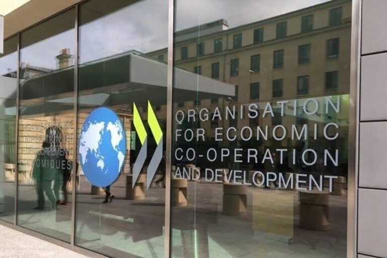 Menos crecimiento y más inflación, proyecta la OCDE