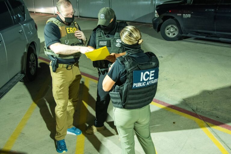 El proyecto de ley en California para exigirles a los agentes del ICE que no cubran su rostro