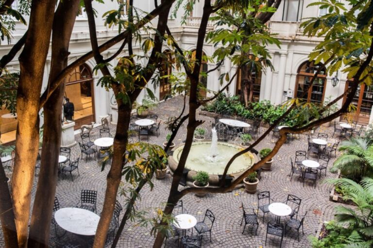 Entre jardines secretos e historia: cinco cafés que pasan desapercibidos en pleno Buenos Aires