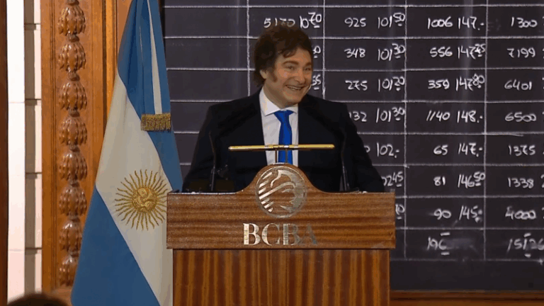 Entre risas, Milei dijo que vetará el aumento a los jubilados