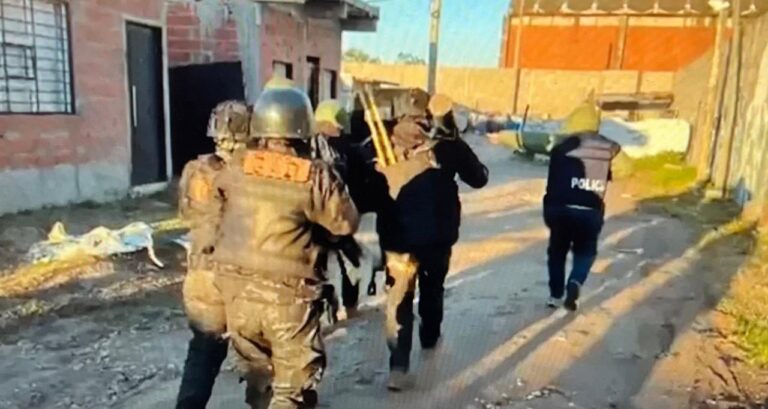 Conurbano. Un jubilado abrió fuego contra la policía durante un allanamiento y fue abatido