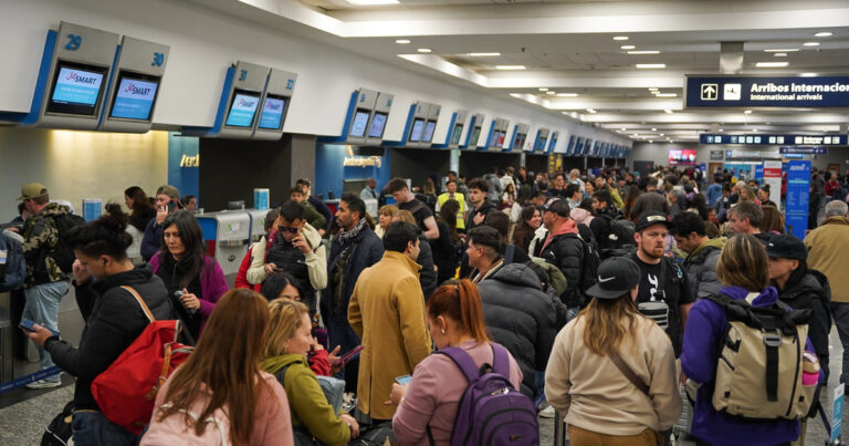 Hace un año les cancelaron el vuelo por un paro de pilotos, lo canjearon y ahora quedaron varados por el de controladores